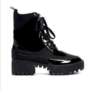 Runs big. Fits like an 8.5-9 or 8WIDE.